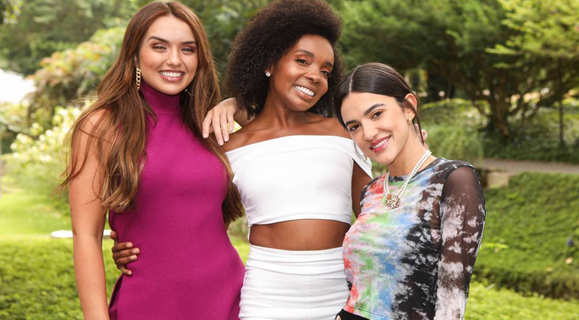 Thelma, campe&atilde; do 'BBB 20', entre Rafa e Manu