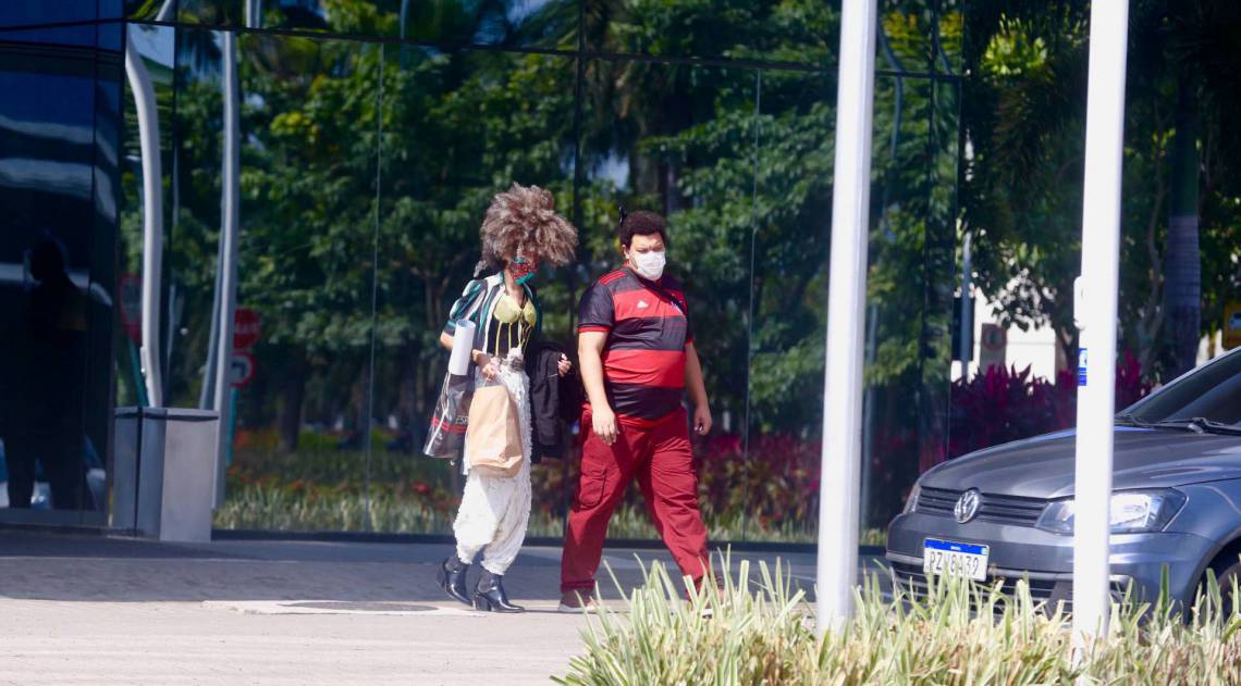 Babu deixa hotel com a namorada, Tatiane Melo