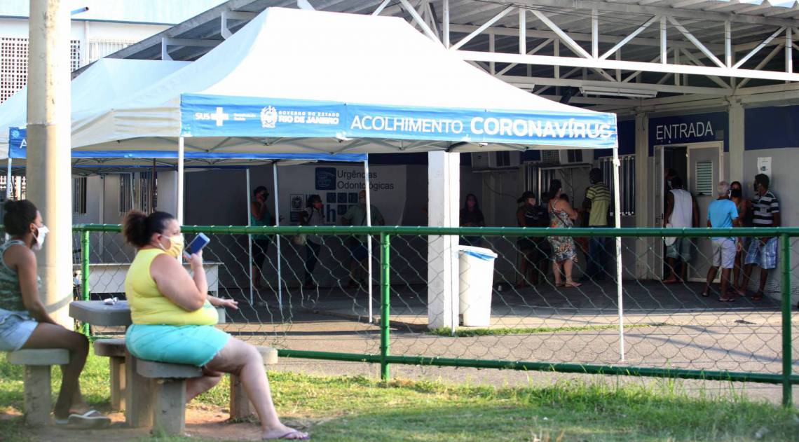 Paciente aguardam na fila da UPA de Bangu - Ricardo Cassiano/Agencia O Dia