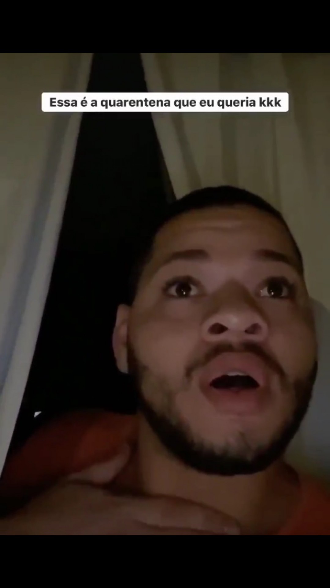 O youtuber Thomas Santana, morador de Campo Grande, na Zona Oeste, fez sucesso ao narrar o sexo do casal vizinho