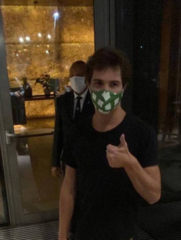 Igor Carvalho na porta do hotel Hilton, na Barra