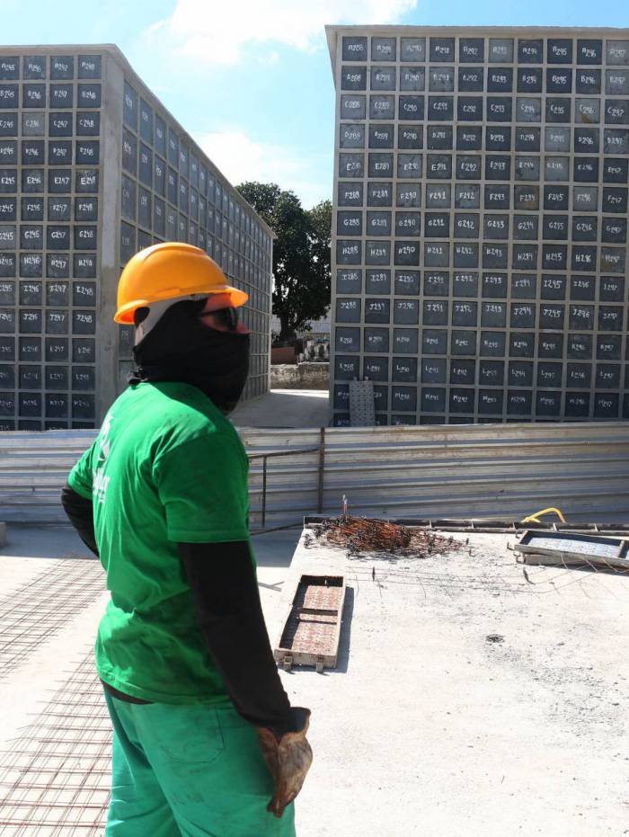 No Cemitério de Irajá, a concessionária trabalha na construção de 4.208 gavetas em meio à pandemia