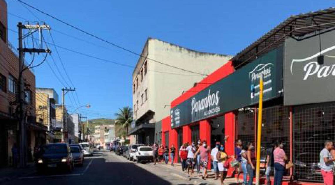 Fila na agência da Caixa Econômica Federal, Av. Amaral Peixoto, por volta das 10 da manhã, desta quarta-feira, dia 29