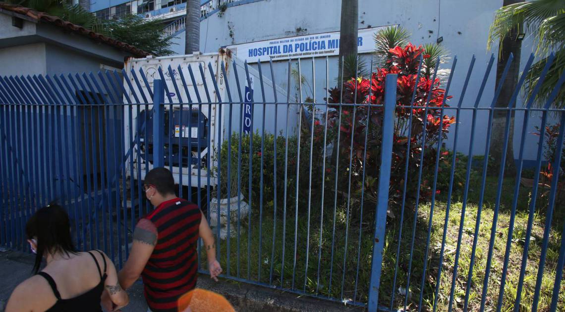 Câmara frigorífica foi instalada no pátio do HCPM. Policiais denunciam o colapso do hospital: não há leitos e agentes têm de recorrer a exames particulares em suas casas  - Daniel Castelo Branco