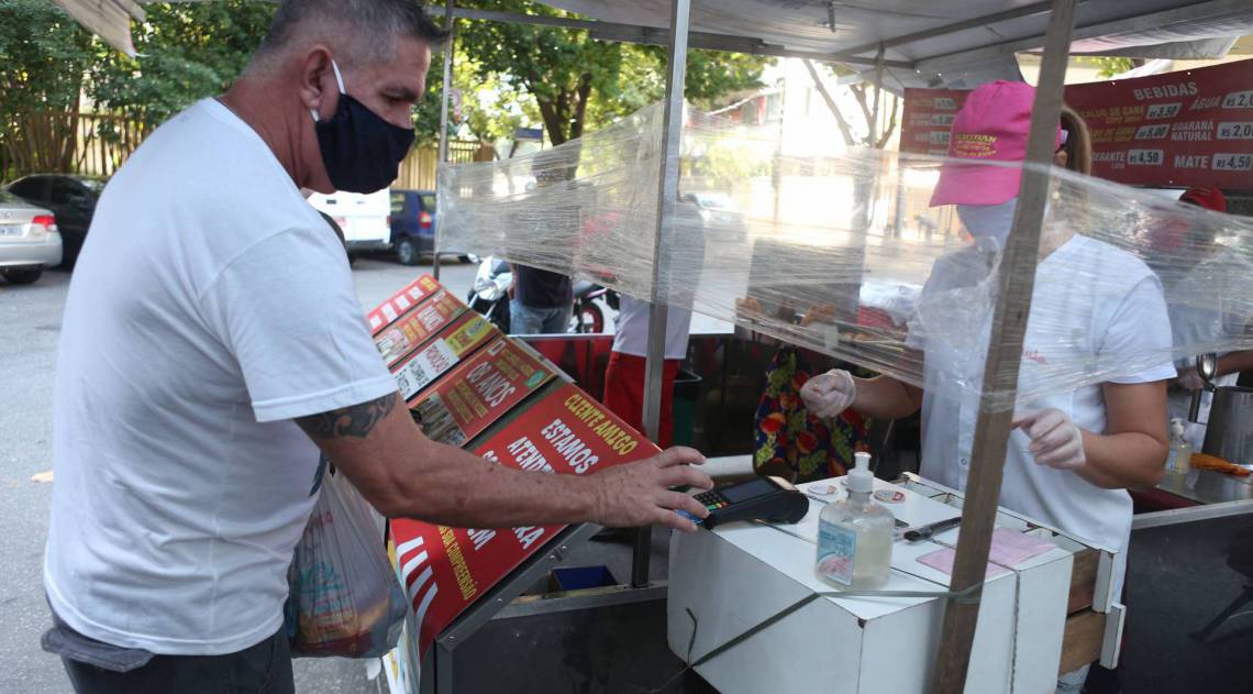 Rio,29/04/2020 -COVID-19 -CORONAVIRUS ,LEBLON, feiras livres voltam a ser montadas em dias e locais definidos, feira movel, da Praca Almirante Belford Vieira, Leblon. Na foto, Marcos Luiz.Foto: Cleber Mendes/Agência O Dia