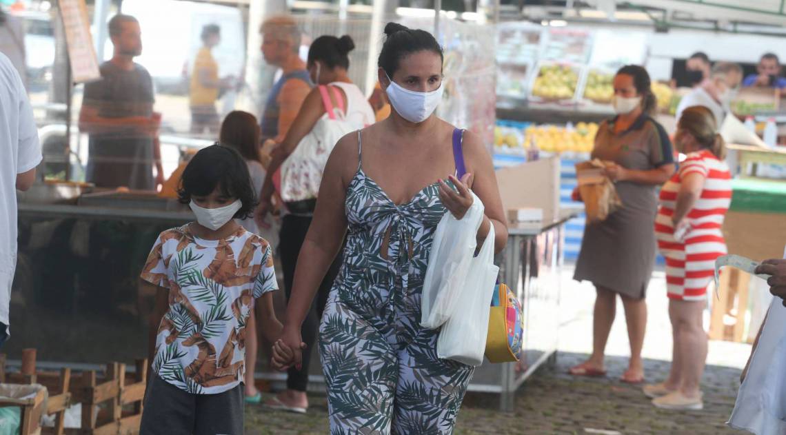 Rio,29/04/2020 -COVID-19 -CORONAVIRUS ,LAGOA, feiras livres voltam a ser montadas em dias e locais definidos, feira movel, praca Santa Margarida, Lagoa. Na foto,clientes da feira.Foto: Cleber Mendes/Agência O Dia