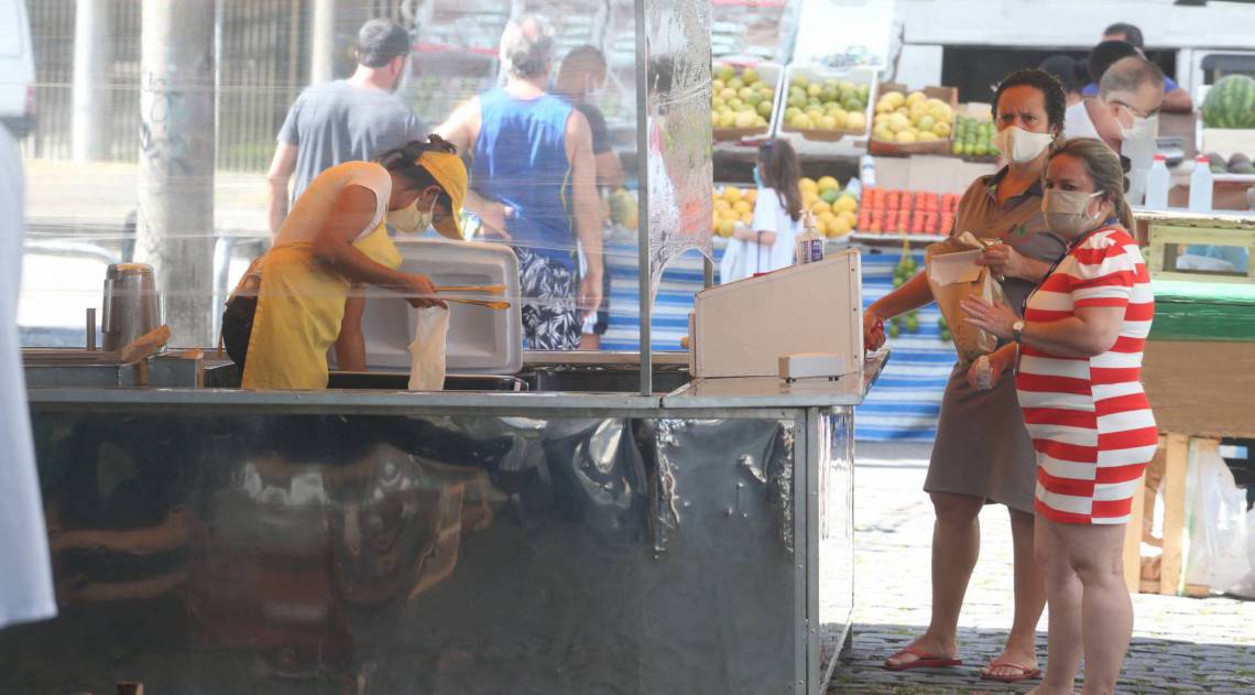 Rio,29/04/2020 -COVID-19 -CORONAVIRUS ,LAGOA, feiras livres voltam a ser montadas em dias e locais definidos, feira movel, praca Santa Margarida, Lagoa. Na foto,clientes da feira.Foto: Cleber Mendes/Agência O Dia