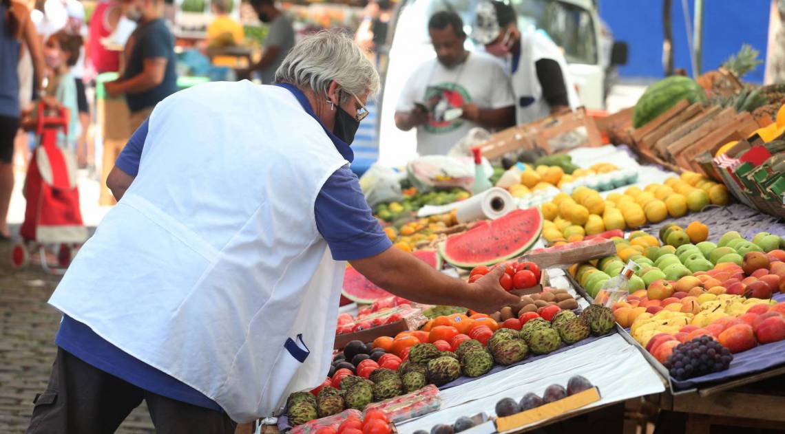 Rio,29/04/2020 -COVID-19 -CORONAVIRUS ,LAGOA, feiras livres voltam a ser montadas em dias e locais definidos, feira movel, praca Santa Margarida, Lagoa. Na foto,feirante.Foto: Cleber Mendes/Agência O Dia