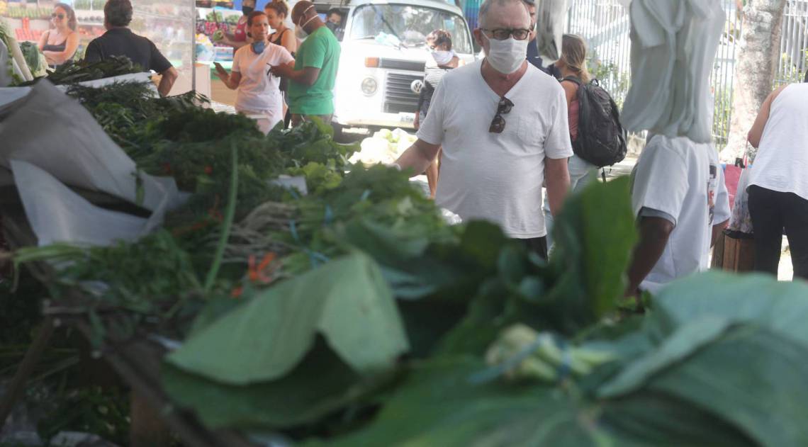 Rio,29/04/2020 -COVID-19 -CORONAVIRUS ,LAGOA, feiras livres voltam a ser montadas em dias e locais definidos, feira movel, praca Santa Margarida, Lagoa. Na foto,clientes da feira.Foto: Cleber Mendes/Agência O Dia