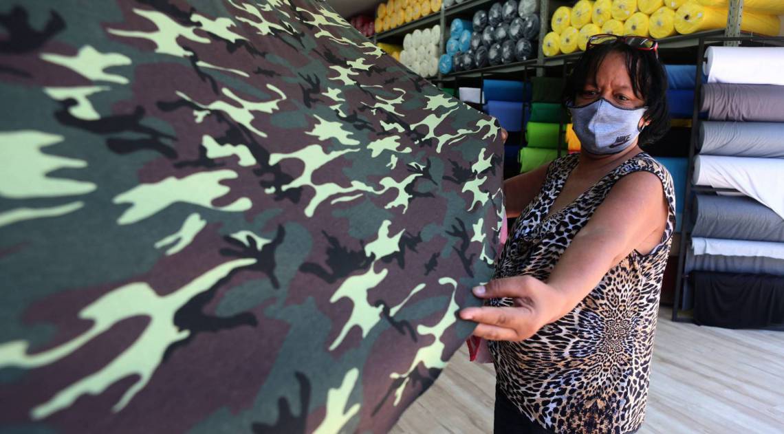 Rio,29/04/2020 -COVID-19 -CORONAVIRUS ,ESTACIO, Prefeitura do Riio de Janeiro autorizou as lojas de comercio de tecidos abrirem para a venda de material necessario para confeccao de mascaras Na foto, Neide Lopes, costureira.Foto: Cleber Mendes/Agência O Dia