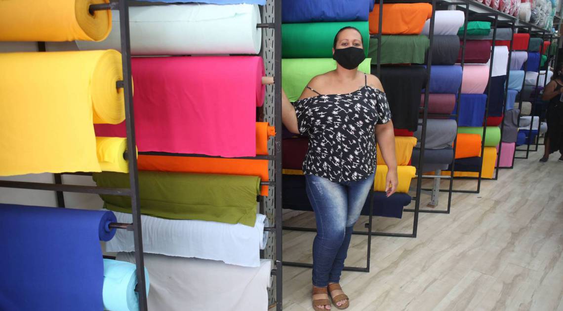 Rio,29/04/2020 -COVID-19 -CORONAVIRUS ,ESTACIO, Prefeitura do Riio de Janeiro autorizou as lojas de comercio de tecidos abrirem para a venda de material necessario para confeccao de mascaras. Na foto, Deisi Mendes, vendedora.Foto: Cleber Mendes/Agência O Dia