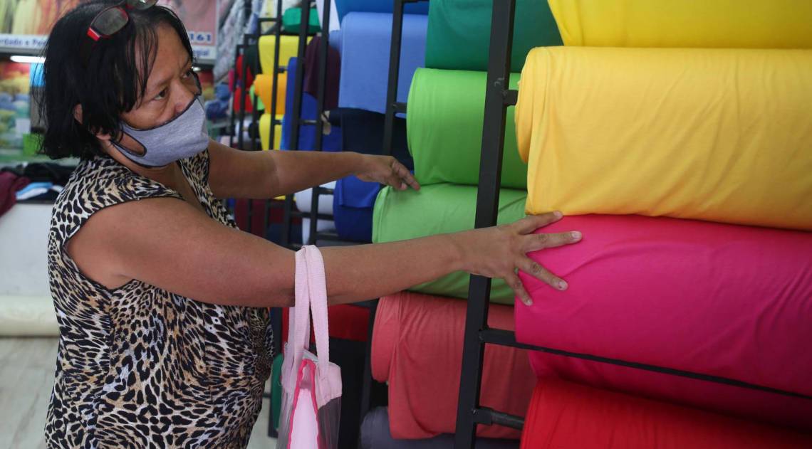 Rio,29/04/2020 -COVID-19 -CORONAVIRUS ,ESTACIO, Prefeitura do Riio de Janeiro autorizou as lojas de comercio de tecidos abrirem para a venda de material necessario para confeccao de mascaras. Na foto, Neide Lopes, costureira.Foto: Cleber Mendes/Agência O Dia - Cléber Mendes