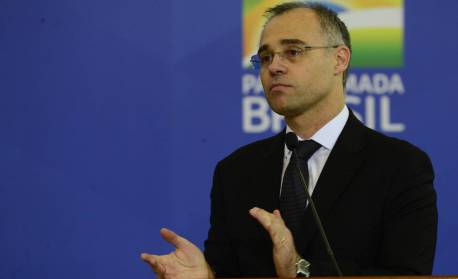 Troca de mensagens mostra proximidade entre André Mendonça e membros da Lava Jato