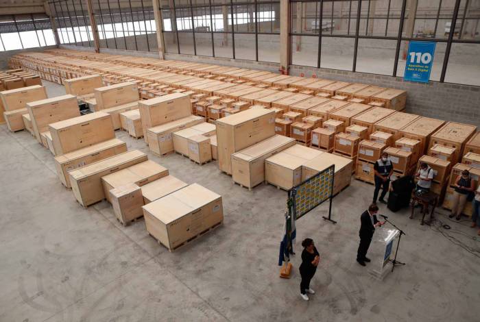 No Galeão, prefeito Marcelo Crivella apresenta tomógrafos e outros equipamentos comprados para combate à pandemia