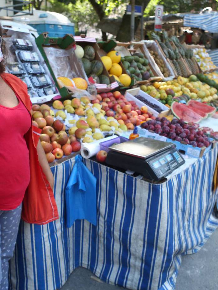 Rio,29/04/2020 -COVID-19 -CORONAVIRUS ,LEBLON, feiras livres voltam a ser montadas em dias e locais definidos, feira movel, da Praca Almirante Belford Vieira, Leblon. Na foto, Valeria Marques.Foto: Cleber Mendes/Ag&ecirc;ncia O Dia