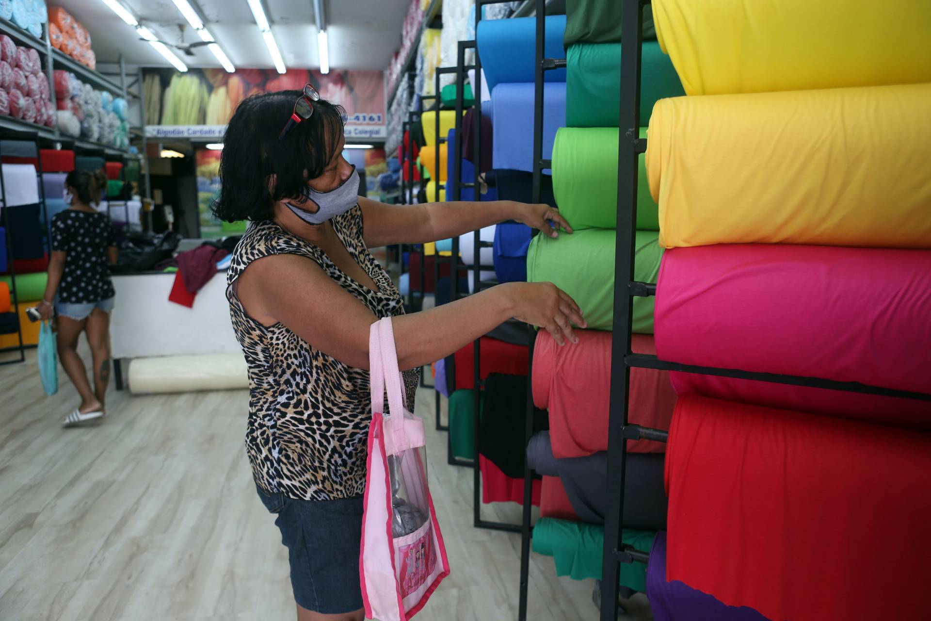 Rio,29/04/2020 -COVID-19 -CORONAVIRUS ,ESTACIO, Prefeitura do Riio de Janeiro autorizou as lojas de comercio de tecidos abrirem para a venda de material necessario para confeccao de mascaras. Na foto, Neide Lopes, costureira.Foto: Cleber Mendes/Agência O Dia