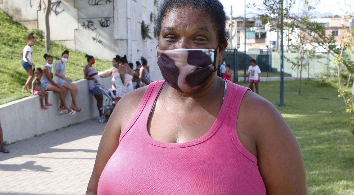 Rio de Janeiro - RJ  - 30/04/2020 - COVID 19 - Coronavirus na cidade do Rio - A prefeitura do Rio, por meio da Secretaria do meio Ambiente, entrega nesta quinta feira 200 quilos de alientos para familias em situa&ccedil;ao de inseguran&ccedil;a alimentar da comunidade da palmeirinha. No Centro Municipal de Agroecologia e Produ&ccedil;ao Organic a, no Parque de madureira, Parque 4, em Guadalupe, zona norte do Rio - na foto,Catia Regina Soares, 53 - Foto Reginaldo Pimenta / Agencia O Dia