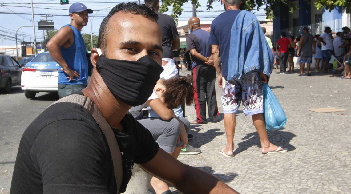 Rio de Janeiro - RJ  - 30/04/2020 - COVID 19 - Coronavirus na cidade do Rio - Fila para o auxilio emergencial, na Caixa Economica, em Rocha Miranda, zona norte do Rio -  na foto, Israel Bruno, 34 -Foto Reginaldo Pimenta / Agencia O Dia