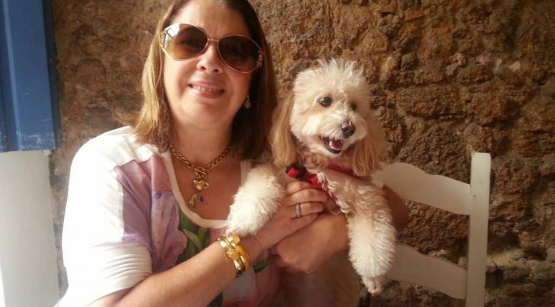 A psicóloga Maria Cristina Urrutigaray com a poodle Aline Maria - Arquivo Pessoal
