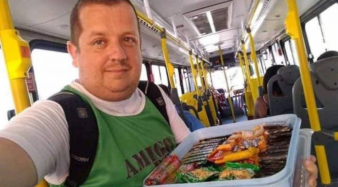 Vinicius vende doces em &ocirc;nibus pelo M&eacute;ier, na Zona Norte do Rio