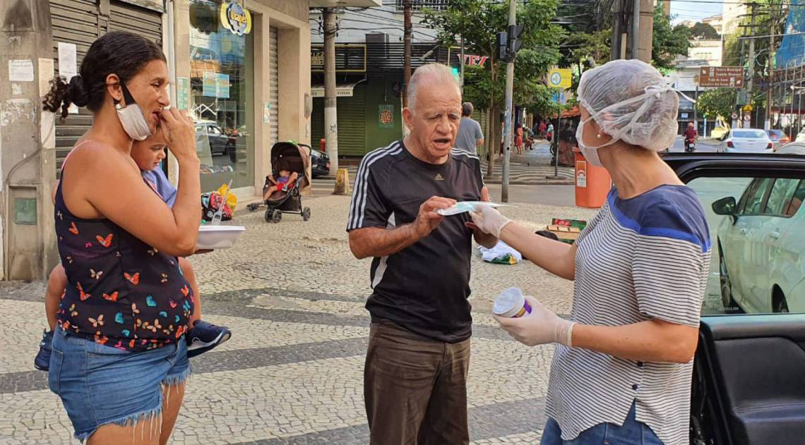 Grupo de moradores de Niterói ajuda pessoas em situação de rua