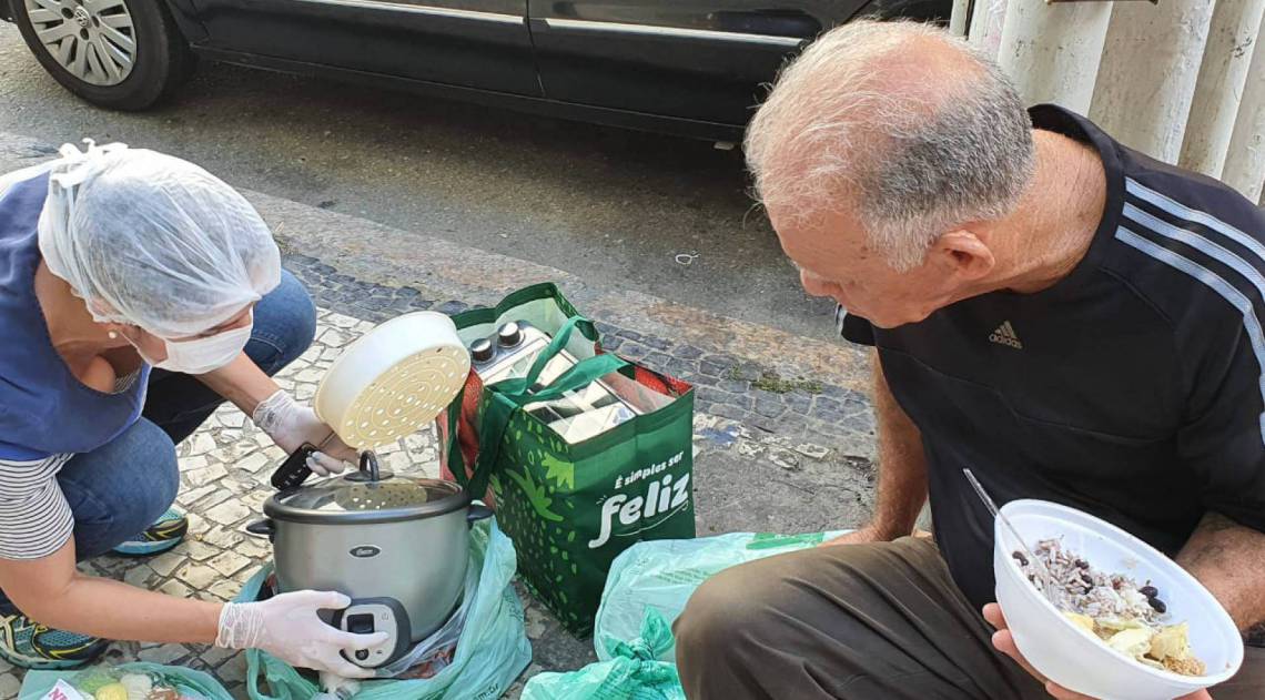 Grupo de moradores de Niterói ajuda pessoas em situação de rua