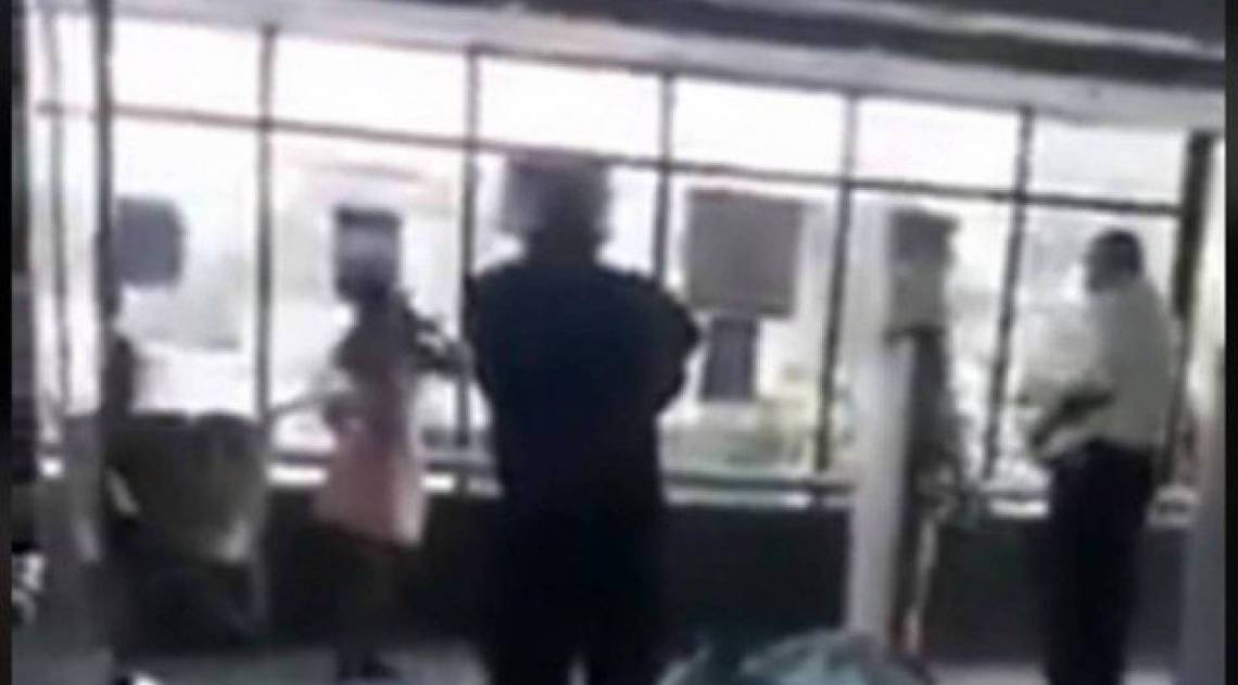 Mulher utiliza roupa íntima como objeto de proteção para fazer compras - Reprodução