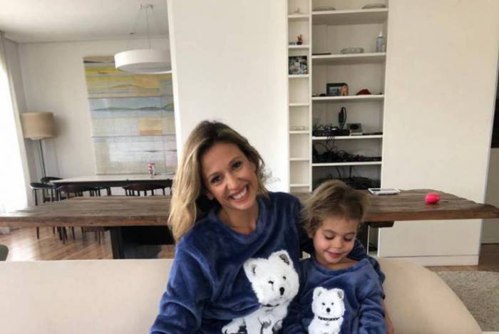 A ativista Luisa Mell e seu filho, Enzo, de cinco anos, com seus cachorros Leo e Pinguinha  - Arquivo Pessoal