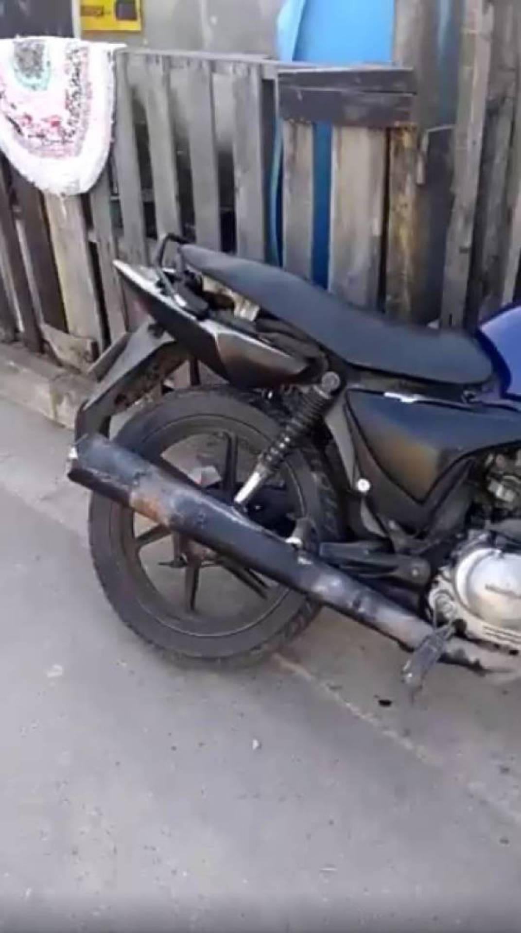 Moto foi atropelada pelo blindado da PM - Reprodução / Internet