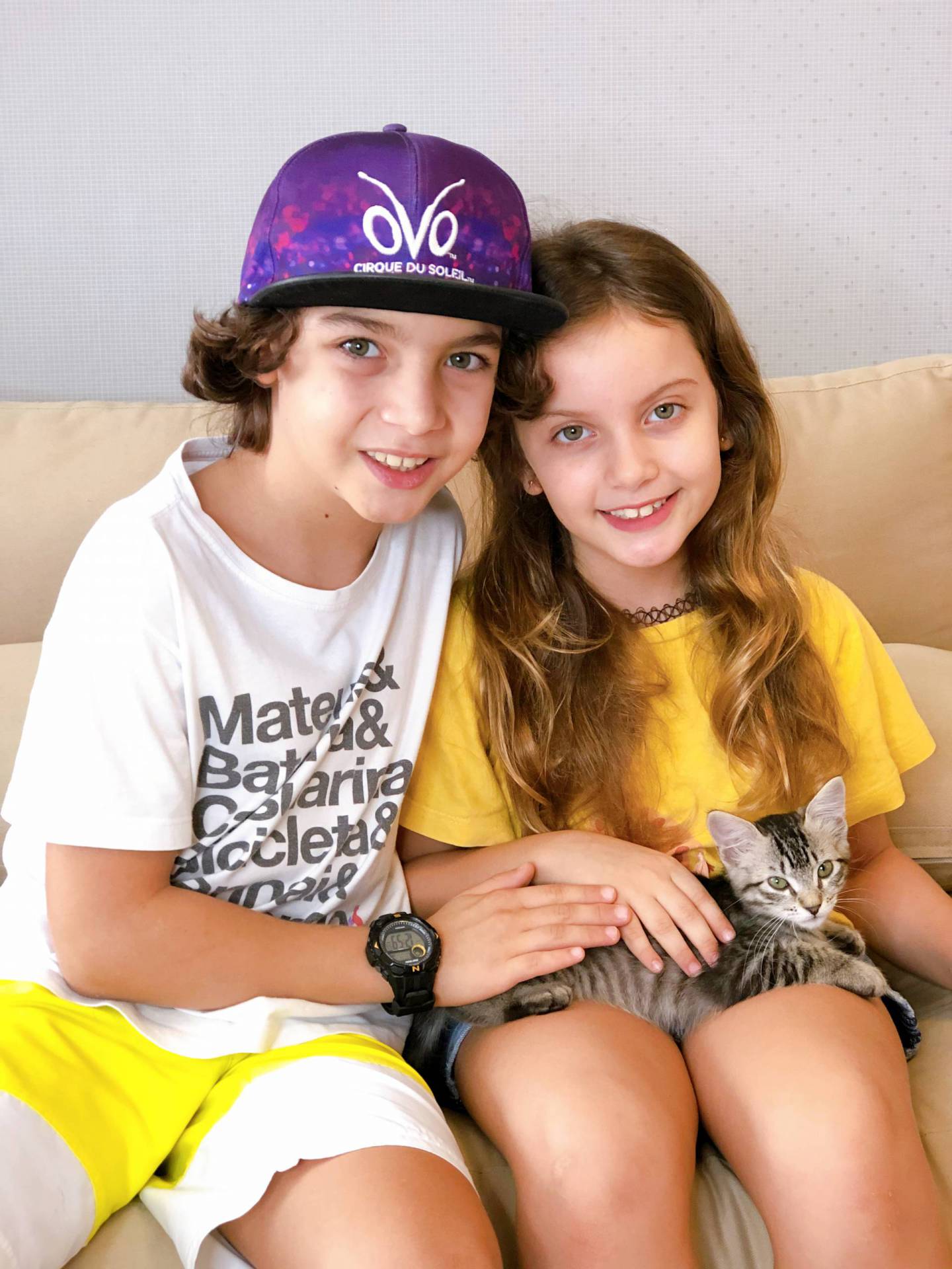 Mateus e Celina, filhos da maquiadora Alessandra Grochko, com a gatinha Maggie, adotada pela fam&iacute;lia
