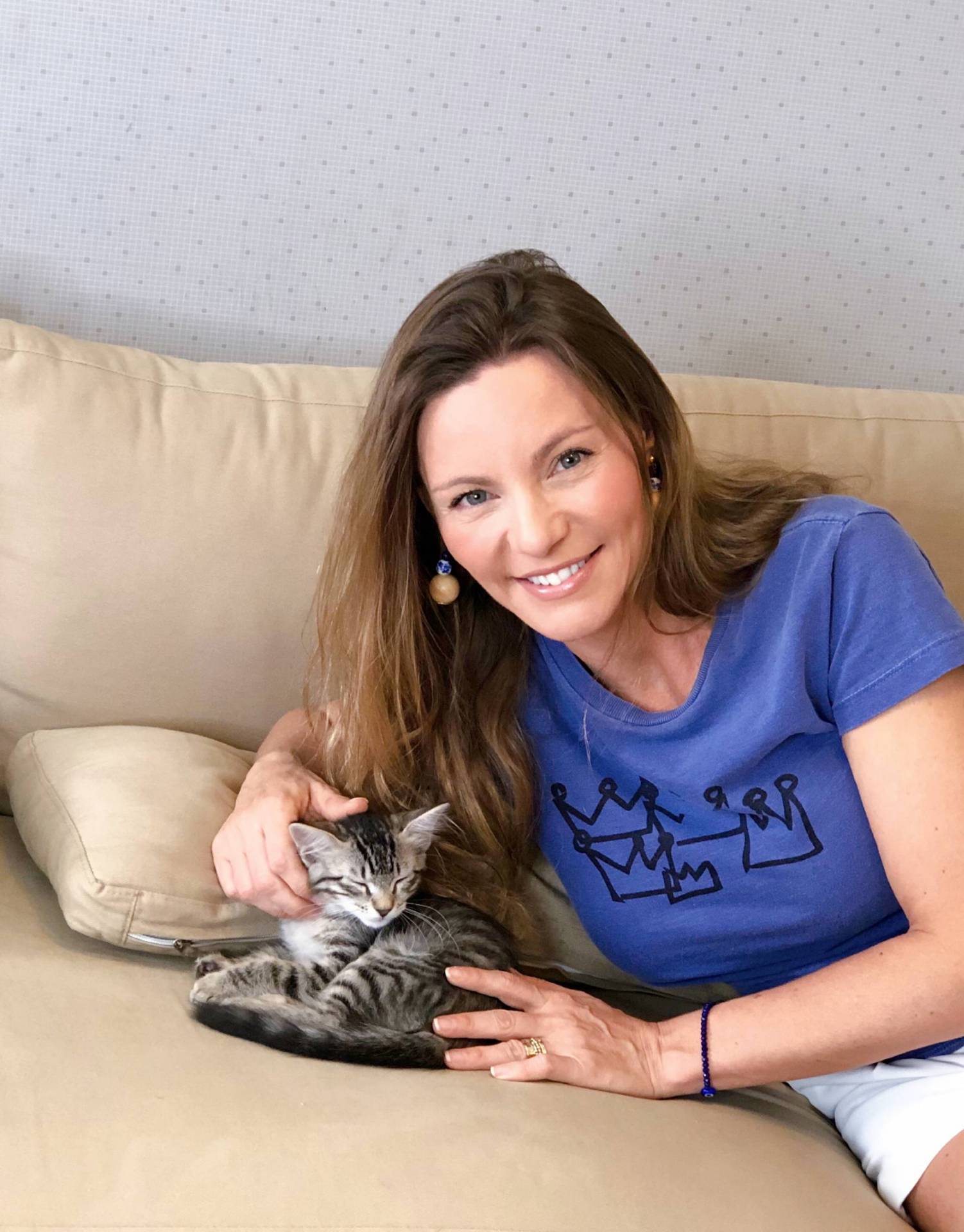 A maquiadora Alessandra Grochko, com a gatinha Maggie, adotada pela família
