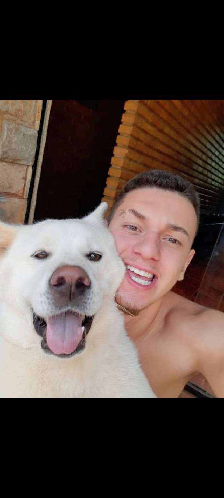 O estudante Nilo Oliveira, de 17 anos, com a cadela Jade, da raça akita