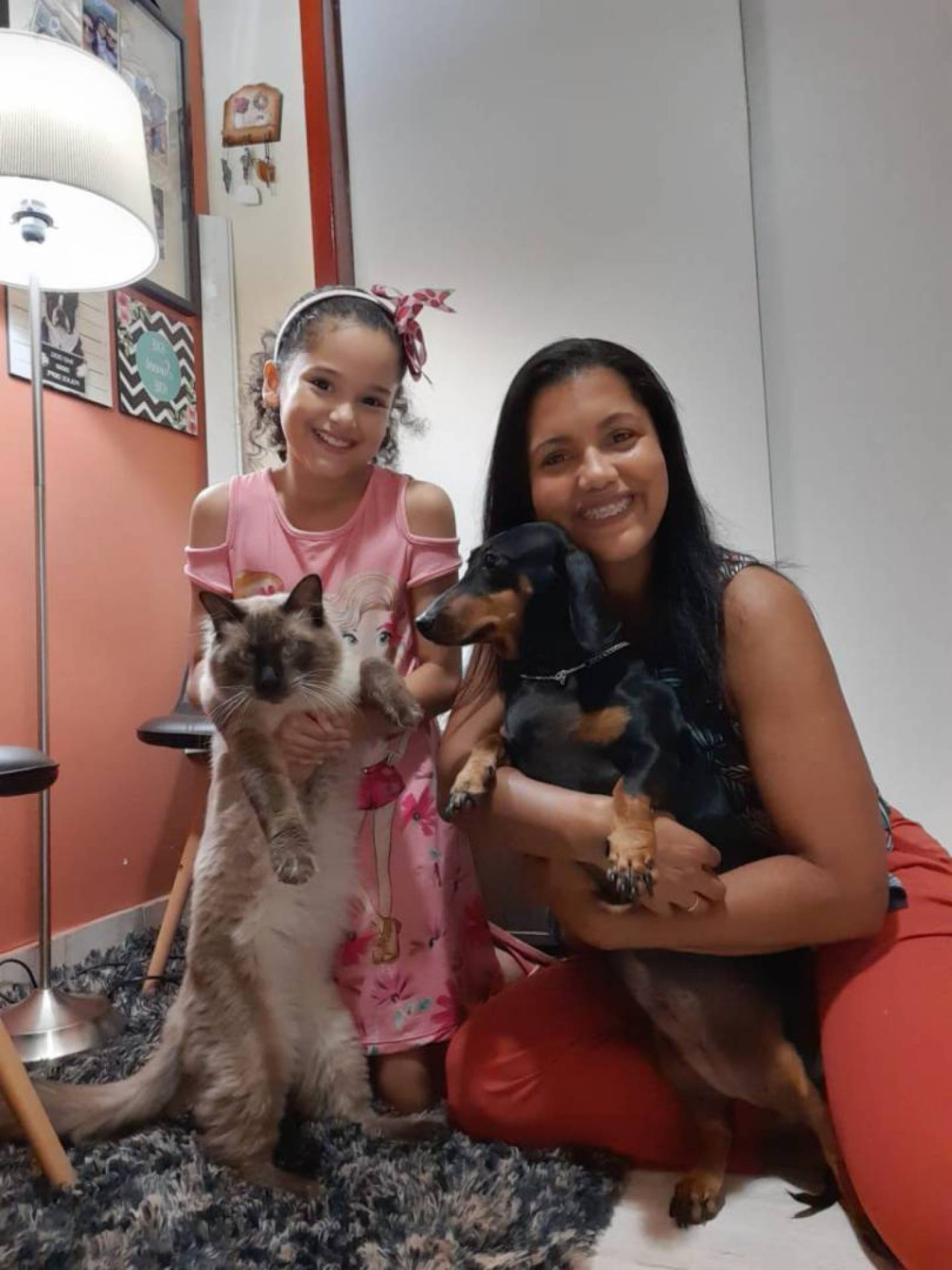 A fisioterapeuta Renata Paixão e a filha, Maria Gabriela, com o gato Manoel e a cadela Mag