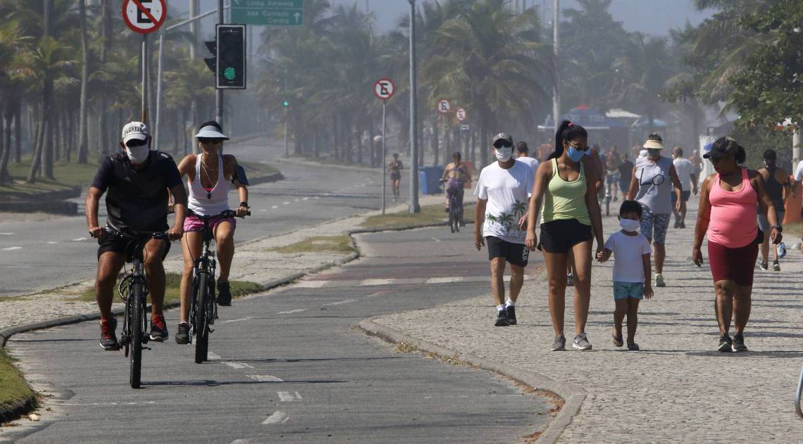 Rio de Janeiro - RJ  - 01/05/2020 - COVID 19 - Coronavirus na cidade do Rio - Movimenta&ccedil;ao nas praias do Rio - na foto, Barra da Tijuca, altura do posto 3, zona oeste da cidade -  Foto Reginaldo Pimenta / Agencia O Dia