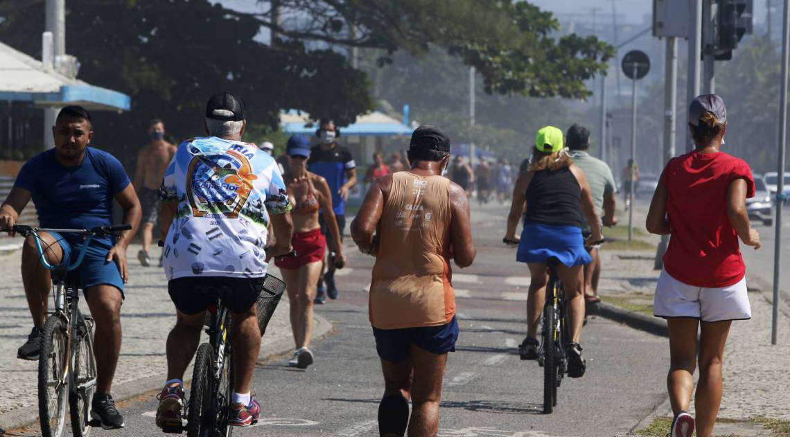 Aglomera&ccedil;&atilde;o no feriado desta sexta-feira na Barra da Tijuca, altura do posto 3, Zona Oeste da cidade