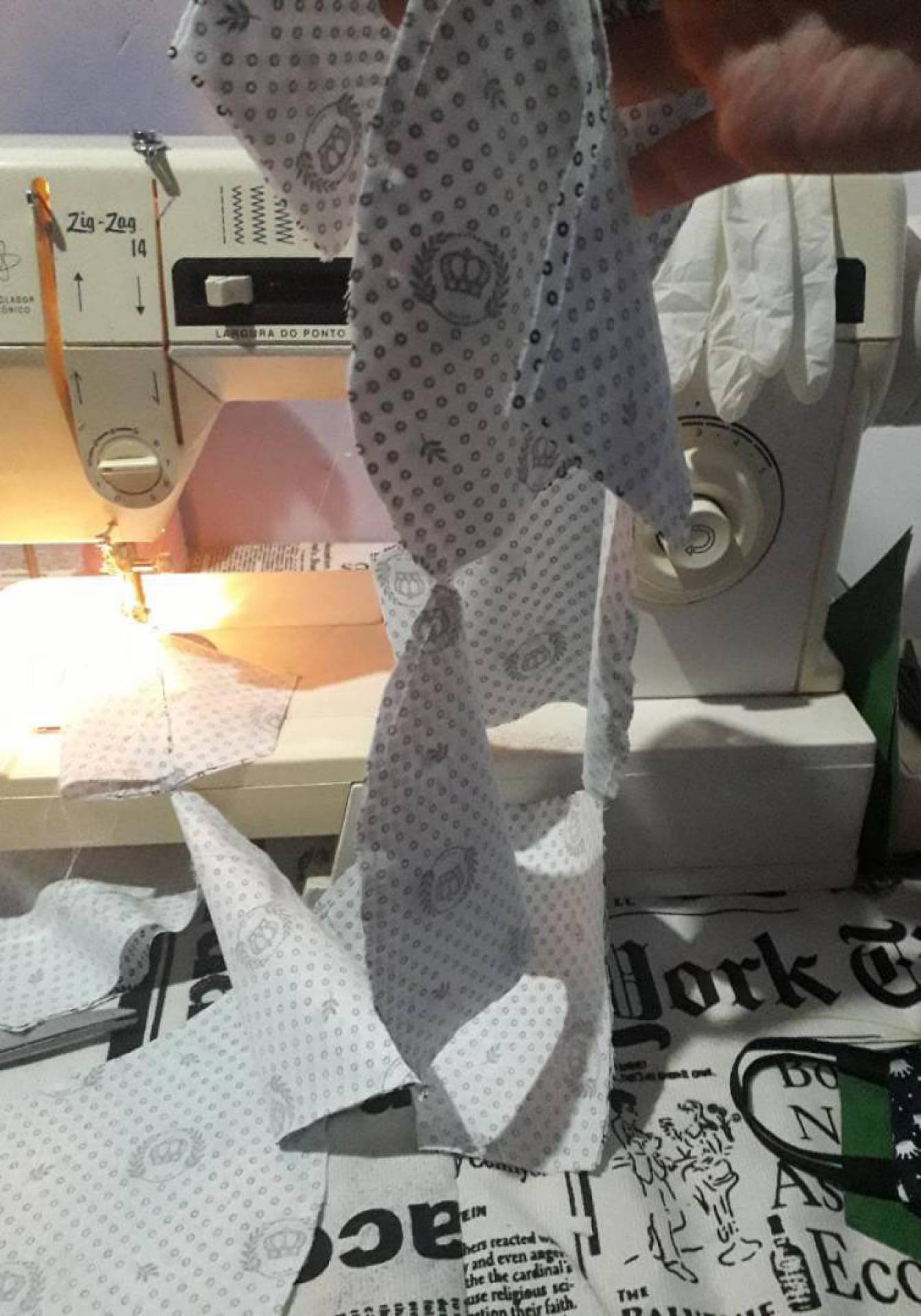 A confec&ccedil;&atilde;o das m&aacute;scaras segue os protocolos de higieniza&ccedil;&atilde;o e s&atilde;o todas embaladas e fechadas - Mão que Abençoam