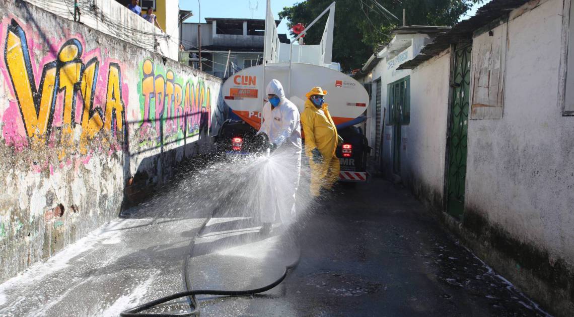 A&ccedil;&atilde;o de desinfec&ccedil;&atilde;o de ruas com am&ocirc;nia quatern&aacute;ria em Niter&oacute;i no m&ecirc;s passado - Arquivo / Prefeitura de Niter&oacute;i