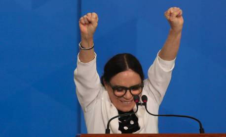 Regina Duarte abre debate sobre democracia nas redes sociais