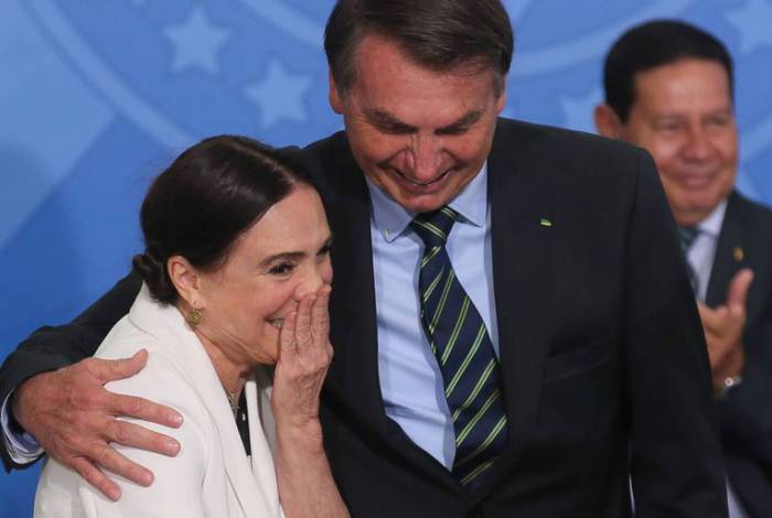 O presidente Jair Bolsonaro dá posse à secretária especial da Cultura do Ministério do Turismo, Regina Duarte - Antonio Cruz/Agência Brasil