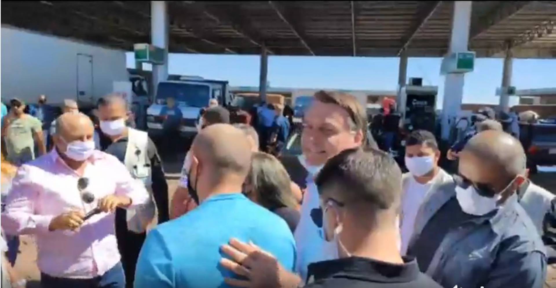 Bolsonaro provoca aglomeração, posa para fotos e deixa máscara no queixo, o que está errado