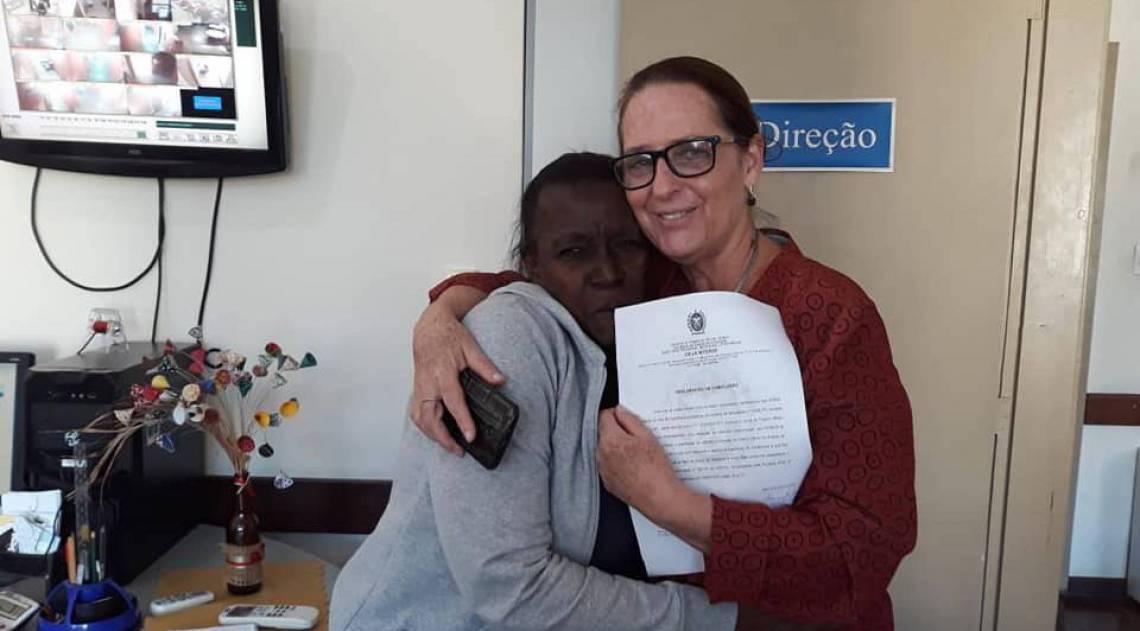 Ceja Niterói: aulas presenciais antes da pandemia. Agora, serão 100% online. Na foto, a diretora Verônica com aluna