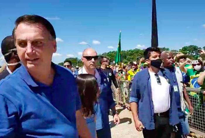 Bolsonaro contraria medidas de saúde e se encontra com apoiadores