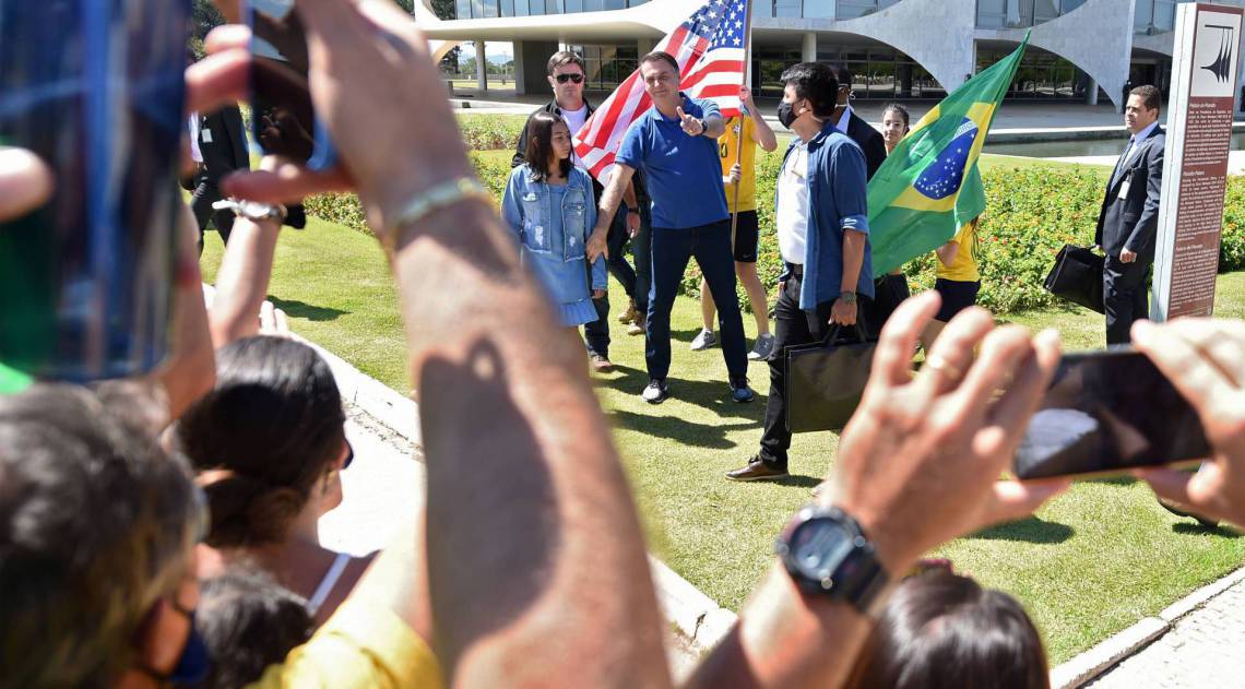 Bolsonaro durante manifestação no Planalto contra o STF e o Congresso 
