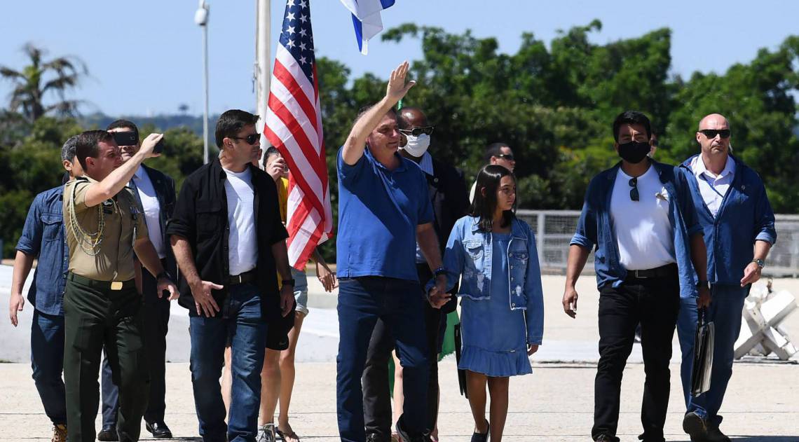 Bolsonaro durante manifestação no Planalto contra o STF e o Congresso, contrarando as normas sanitárias 