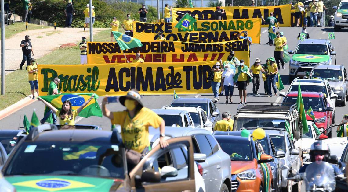 Apoiadores de Bolsonaro lotaram a Esplanada dos Ministérios em carreata e gritavam palavras de ordem contra o Supremo e o Congresso