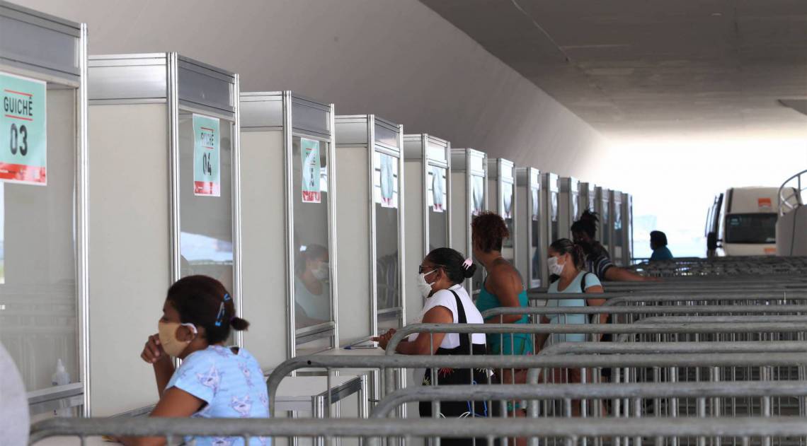 Benefício de R$ 500 por três meses é pago através de um cartão-alimentação da rede Alelo - Divulgação / Douglas Macedo