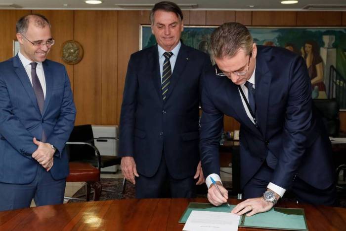Bolsonaro observa a assinatura do Termo de Posse de Rolando Alexandre de Souza, diretor-geral da PF