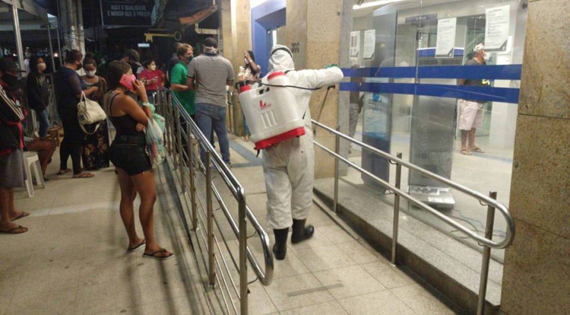 Prefeitura organiza e higieniza portas das agências bancárias - Prefeitura de Saquarema