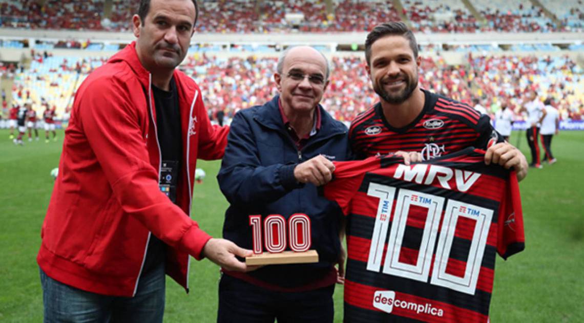 Diego Ribas é homenageado pelo Flamengo por alcançar a marca de 100 jogos pelo clube - Gilvan de Souza