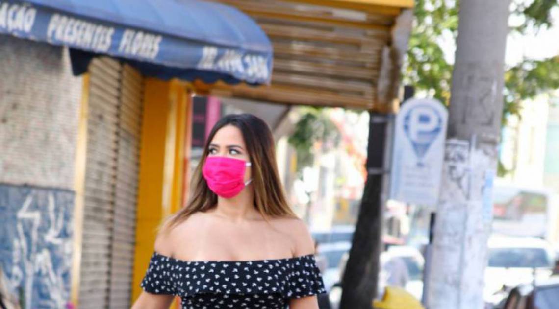 Usando m&aacute;scara rosa, Geisy Arruda faz compras em Santo Andr&eacute;, em S&atilde;o Paulo